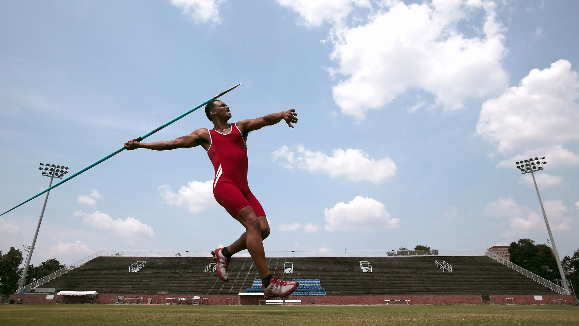 中前场联动压迫制造三角围抢